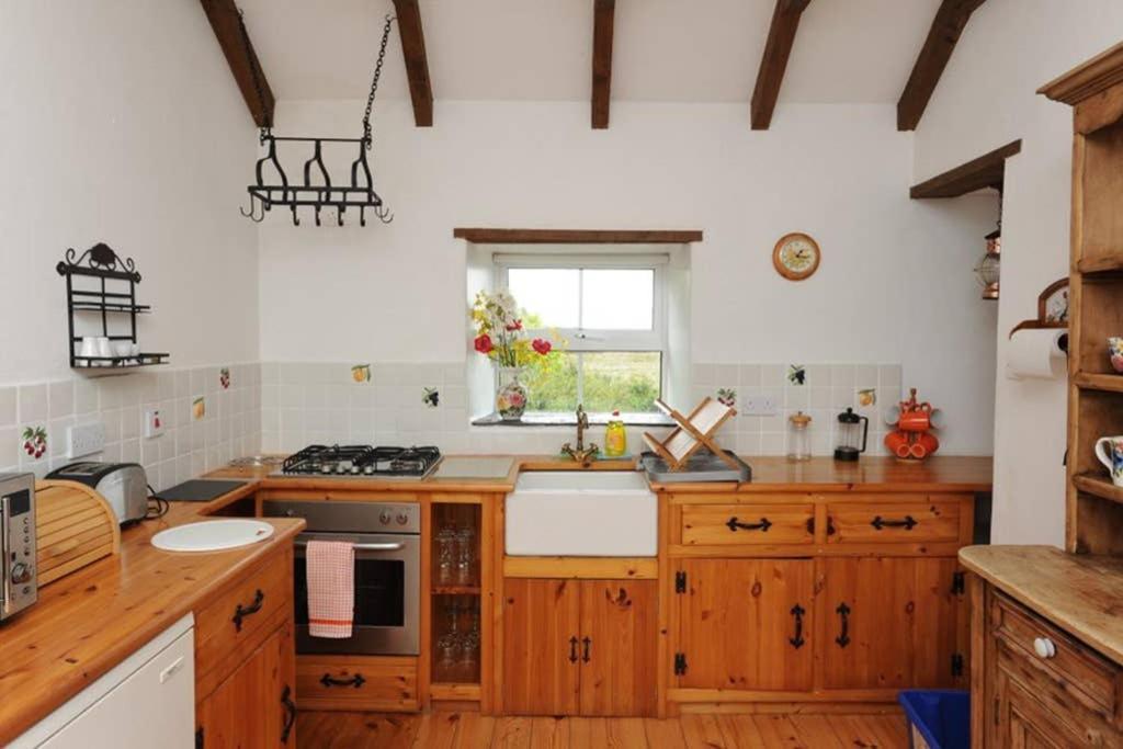 Red Stonecutters Cottage, Doolin Carrowauff 外观 照片